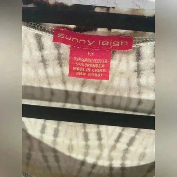 Sunny Leigh Womens Size Medium Asymmetrical Diamond Design Fringe Hem Top - Picture 4 of 7